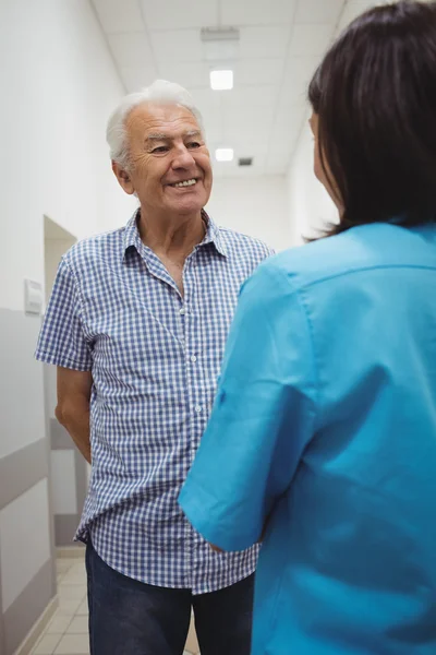 Female doctor interacting with patient — Stock Photo, Image