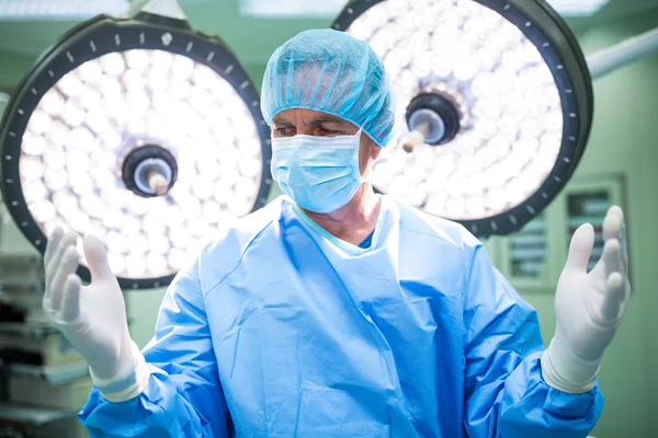 Cirurgião se preparando para operação na sala de operação — Fotografia de Stock