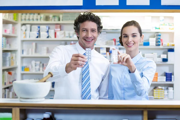 Pharmacist showing medicine in pharmacy — Stock Photo, Image