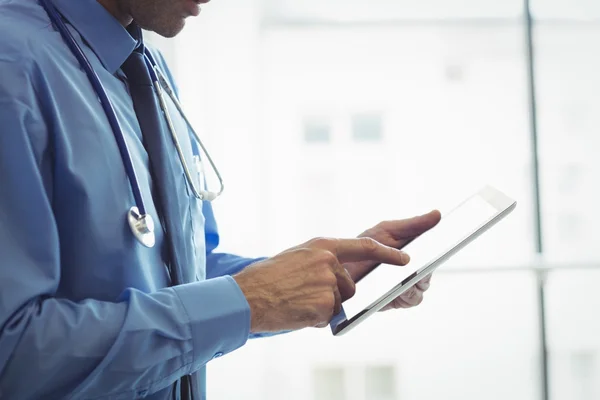 Médecin utilisant une tablette numérique — Photo