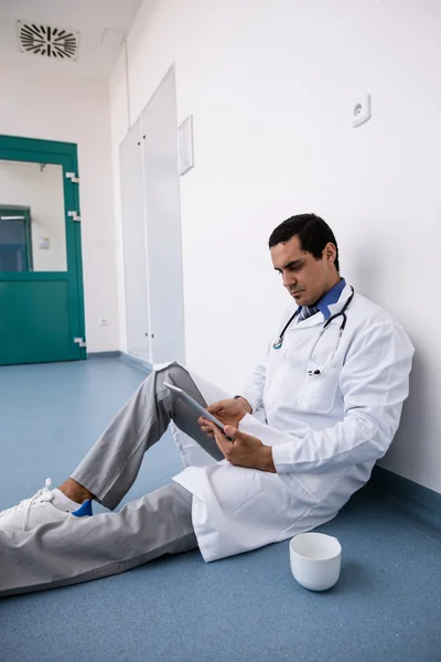 Doktor katta oturan ve tablet kullanma — Stok fotoğraf