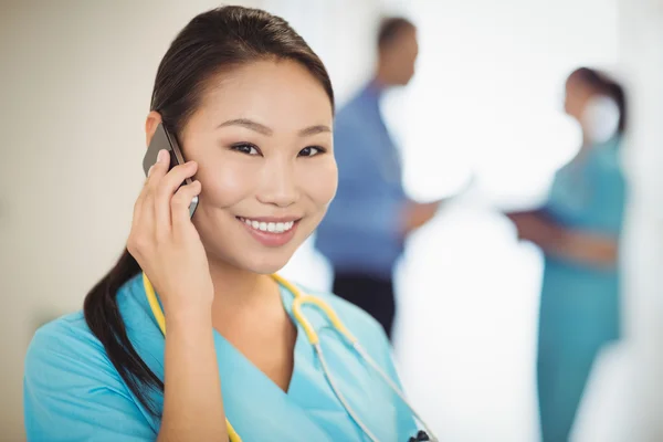 Verpleegkundige praten op mobiele telefoon — Stockfoto