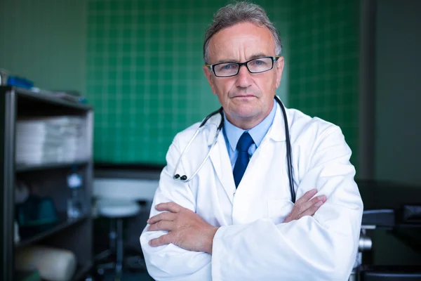 Doctor standing with arms crossed — Stock Photo, Image