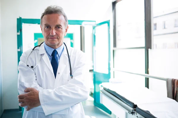 Retrato del médico de pie con los brazos cruzados —  Fotos de Stock