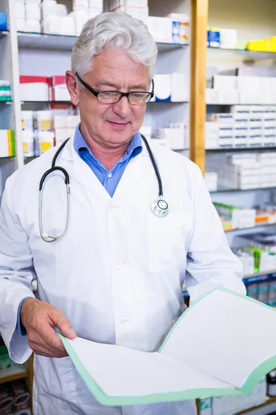 Farmacista lettura prescrizioni — Foto Stock