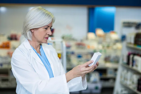 Farmacéutico marcando una caja del medicamento — Foto de Stock