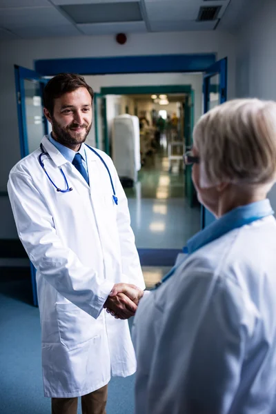 Médicos dándose la mano en el pasillo —  Fotos de Stock