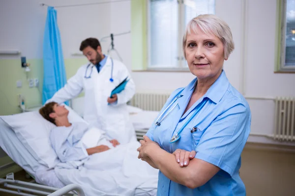 Pielęgniarka, stojąc z rękami skrzyżowanymi — Zdjęcie stockowe