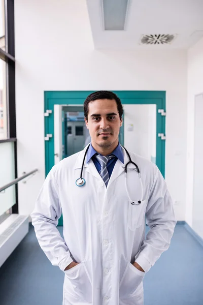 Lekarz stoi z rękami w kieszeni — Zdjęcie stockowe