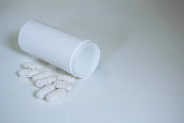 Tablets spilled on table — Stock Photo, Image