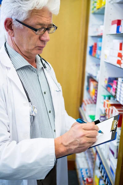 Farmacêutico escrevendo na área de transferência — Fotografia de Stock