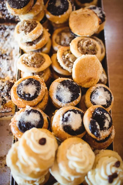 Varios alimentos dulces en una pantalla —  Fotos de Stock