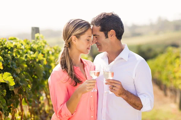 Casal feliz segurando copos de vinho — Fotografia de Stock