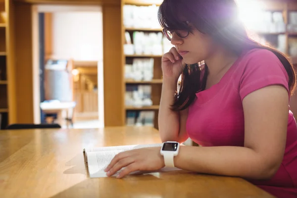 女子学生は、大学図書館で本を読んで — ストック写真