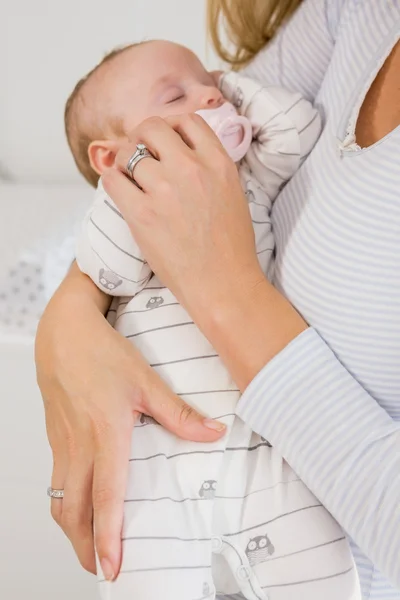 Mãe segurando seu menino — Fotografia de Stock