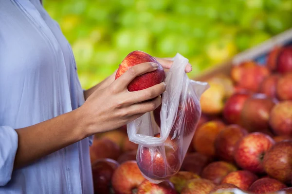 Mujer comprando una manzana —  Fotos de Stock