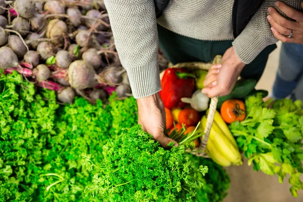 Vrouw groenten in de biologische sectie selecteren — Stockfoto