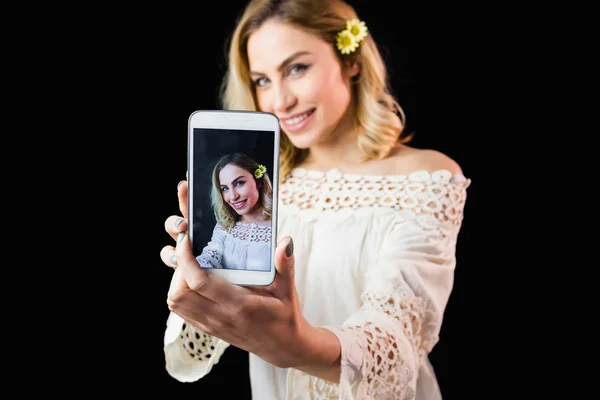 Woman clicking photo from phone — Stock Photo, Image