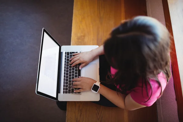 Estudante feminina usando laptop — Fotografia de Stock