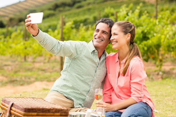 Casal feliz tomando uma selfie — Fotografia de Stock