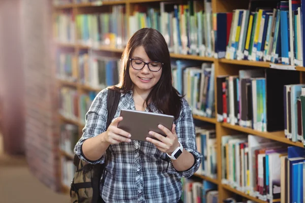 Studentin nutzt digitales Tablet — Stockfoto