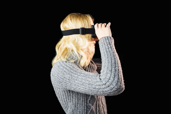 Donna utilizzando cuffia virtuale realtà — Foto Stock