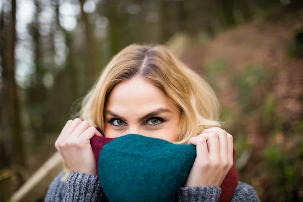 Bela mulher sorridente na floresta — Fotografia de Stock