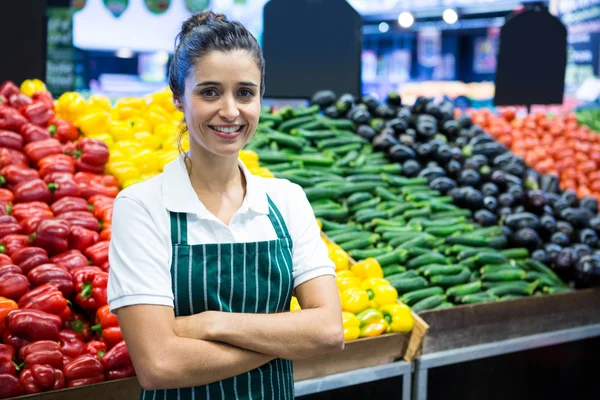 Kvinnlig personal stående med arm korsade i organiska avsnitt — Stockfoto