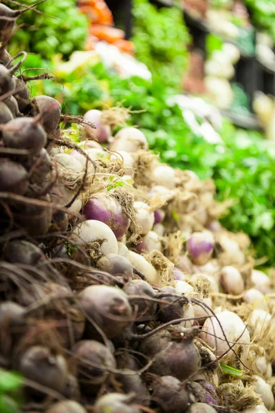 Verduras en la sección orgánica del supermercado — Foto de Stock