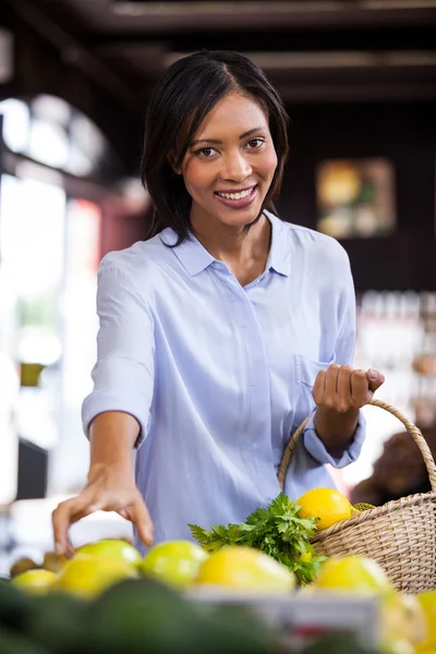 Donna che acquista frutta in sezione biologica — Foto Stock