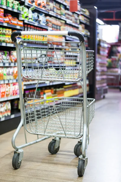 Leeg winkelwagentje in de supermarkt sectie — Stockfoto