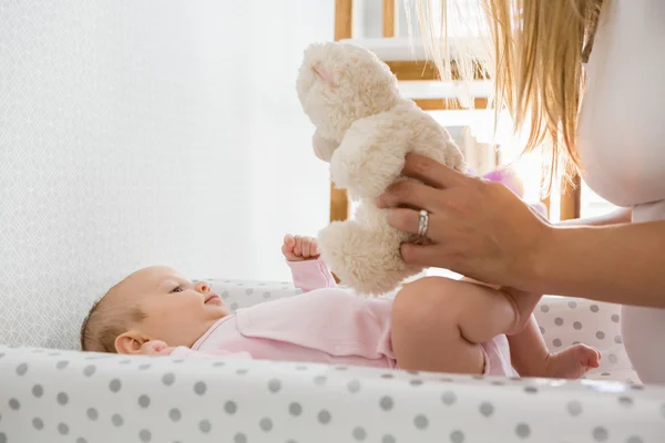 Mutter spielt mit ihrem Baby — Stockfoto