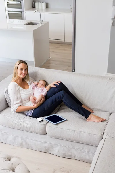 Mother sitting with her baby in living room — Stock Photo, Image