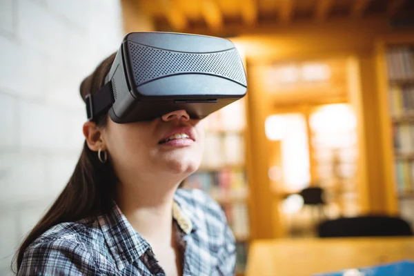 Estudante usando fones de ouvido de realidade virtual — Fotografia de Stock