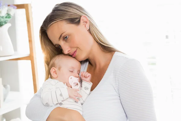 Mor holding och omfamna hennes pojke — Stockfoto