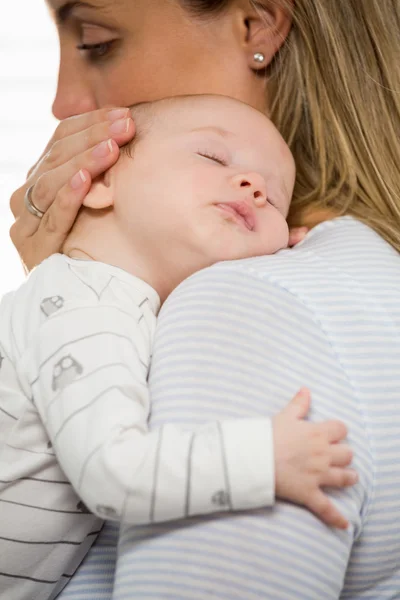 Mãe segurando e abraçando seu menino — Fotografia de Stock