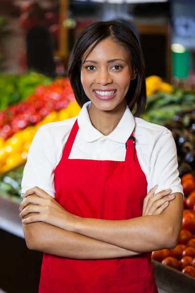 Pessoal feminino na secção orgânica do supermercado — Fotografia de Stock