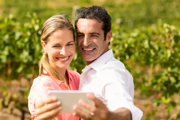 Pareja feliz tomando una selfie — Foto de Stock