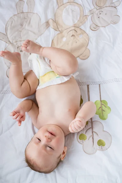 Lindo bebé acostado en la cama en el dormitorio —  Fotos de Stock