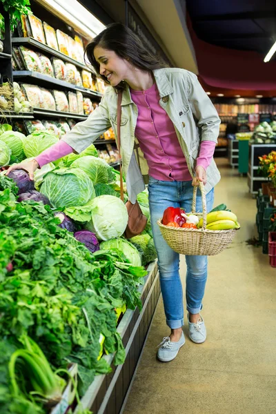 Nő zöldség, bio boltban vásárol — Stock Fotó