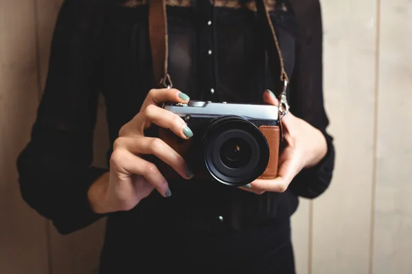 Woman standing with camera — Stock Photo, Image