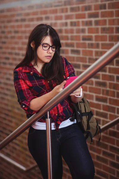 Kvinnlig student gå på trappa — Stockfoto