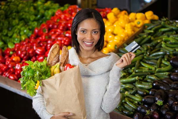 Kártya és élelmiszerbolt táska tartó női — Stock Fotó