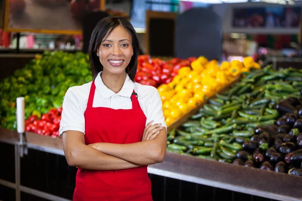 Pessoal feminino na secção orgânica do supermercado — Fotografia de Stock