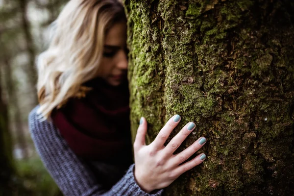 Ağaç gövdesi eğilerek kadın — Stok fotoğraf