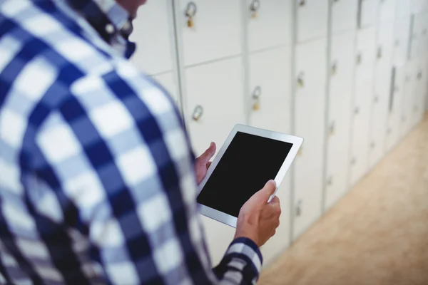 Étudiant utilisant une tablette numérique dans les vestiaires — Photo