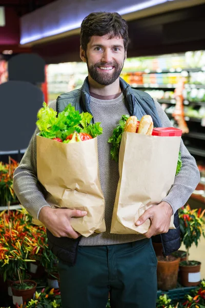 Muž, který držel pytel s potravinami v ekologické sekci — Stock fotografie