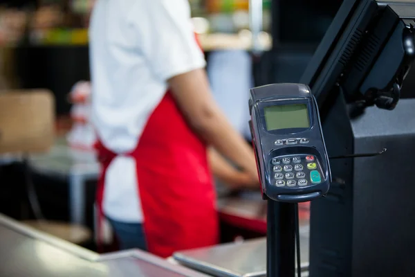 Terminal de tarjetas de crédito en el mostrador —  Fotos de Stock