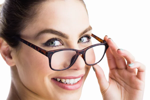 Femme posant avec des lunettes — Photo