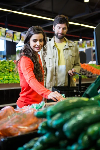 Para zakup warzyw w organicznych sklepie — Zdjęcie stockowe